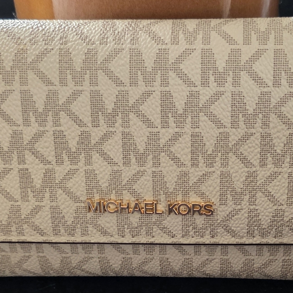 Michael Kors Vanilla Monogram Jet Set Wallet NWT